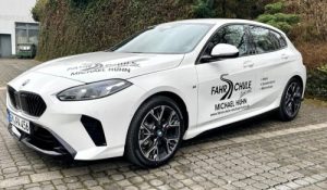 Weißer BMW 1er Automatik als Fahrschulauto der Fahrschule Michael Huhn