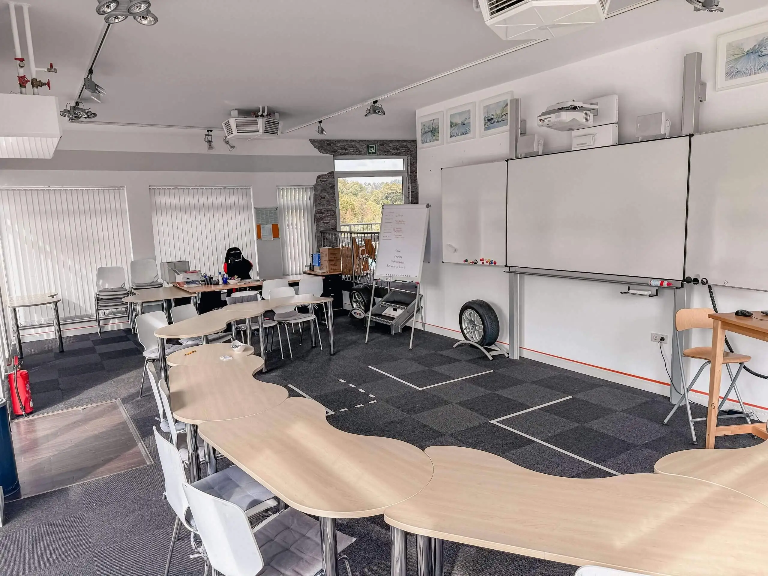 Theorieraum mit Sitzreihen in der Fahrschule Wiehl